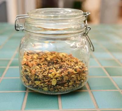 Saiba como fazer uma granola salgada em casa