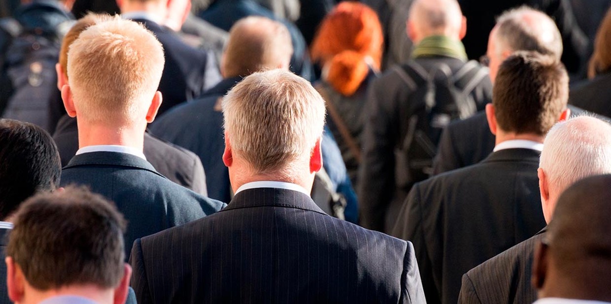 Diversos homens de costas em uma multidão