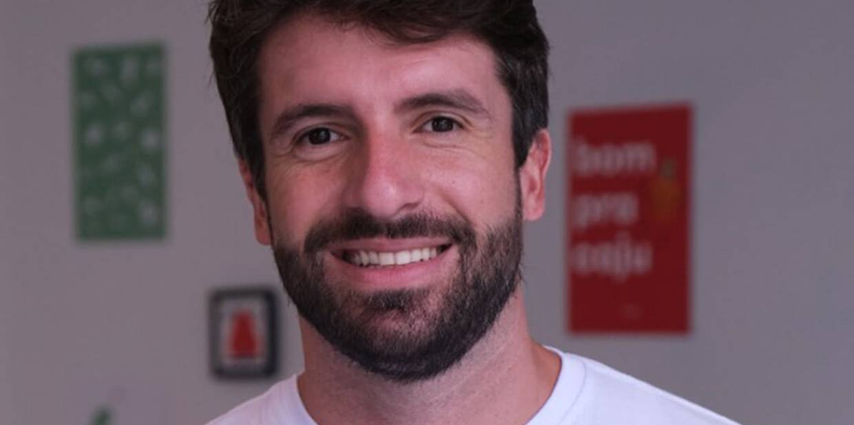 Lucas Fernandes, gestor da Caju, sorri para foto