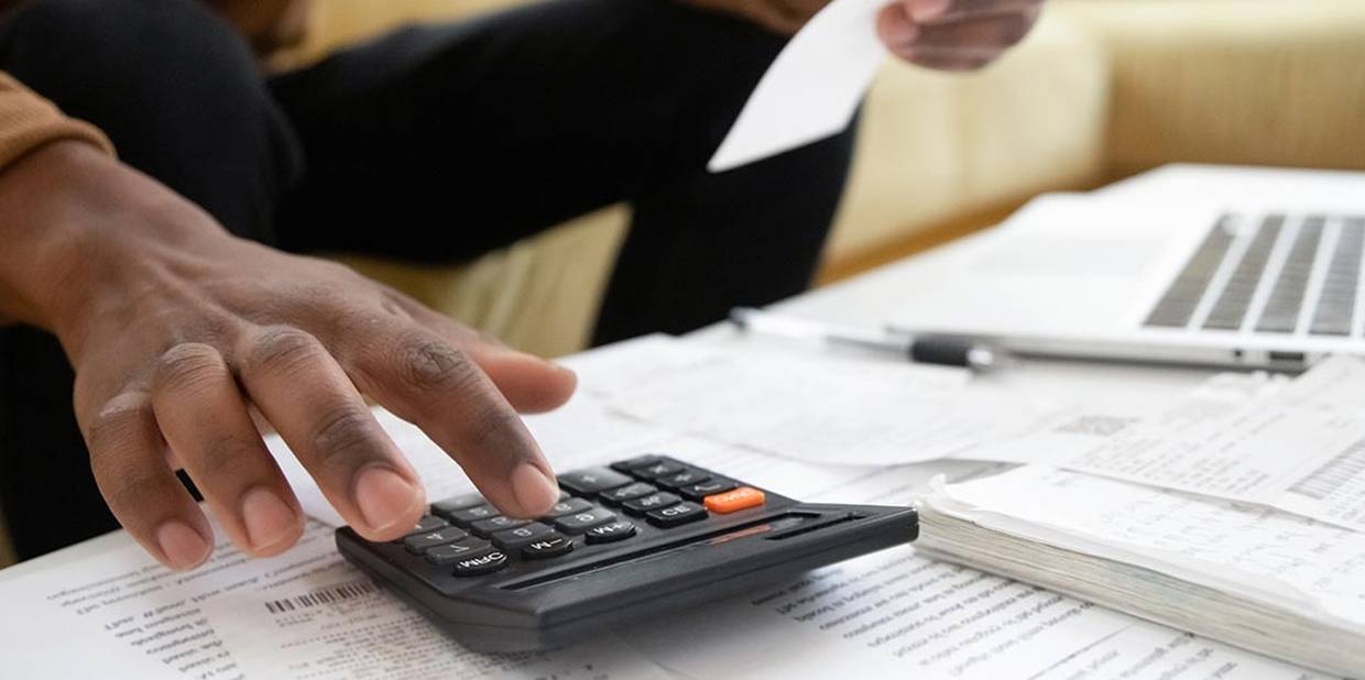 Pessoa usa calculadora.