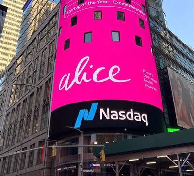 Alice em NY: o dia em que a Times Square ficou magenta