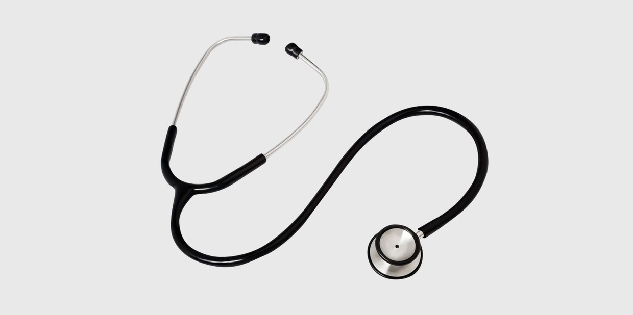 Um estetoscópio equipamento utilizado no do dia a dia de médicos e time de enfermagem, está em um fundo branco