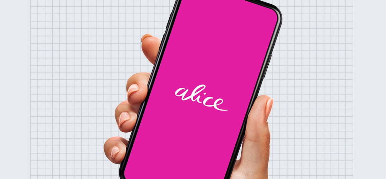 Mão segura celular com app da Alice