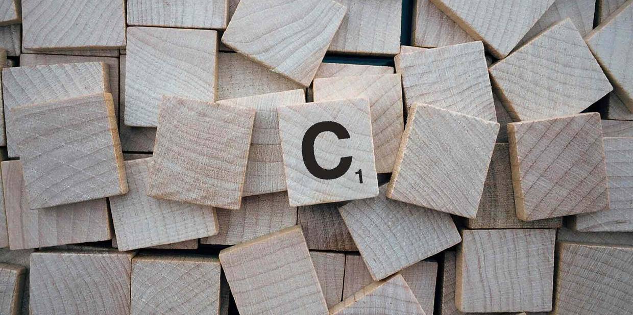 Blocos de madeira estão espalhadas e um deles tem uma letra C destacada