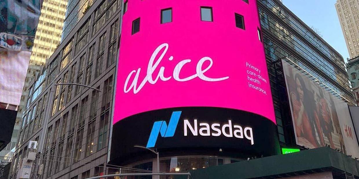 Alice no billboard da Nasdaq, em Nova York