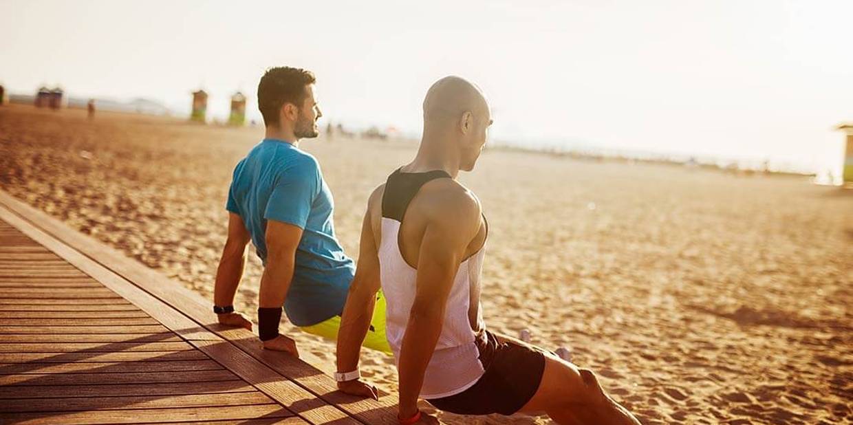Pessoas fazem funcional na areia