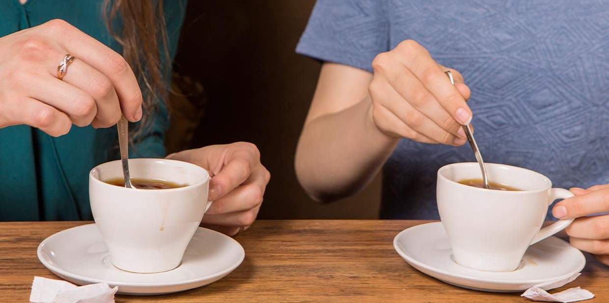 Pessoas tomam café