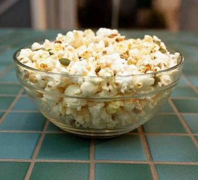 Receita de pipoca com levedura nutricional e semente de abóbora