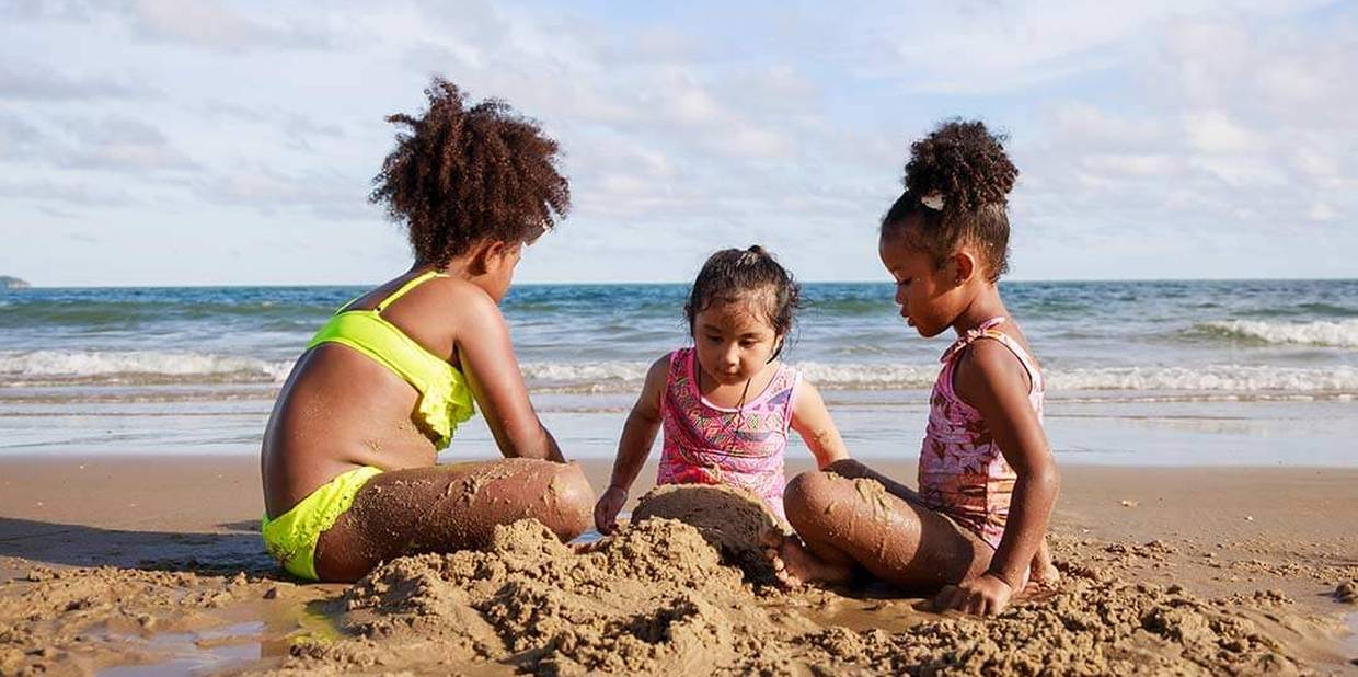 Crianças brincam na praia