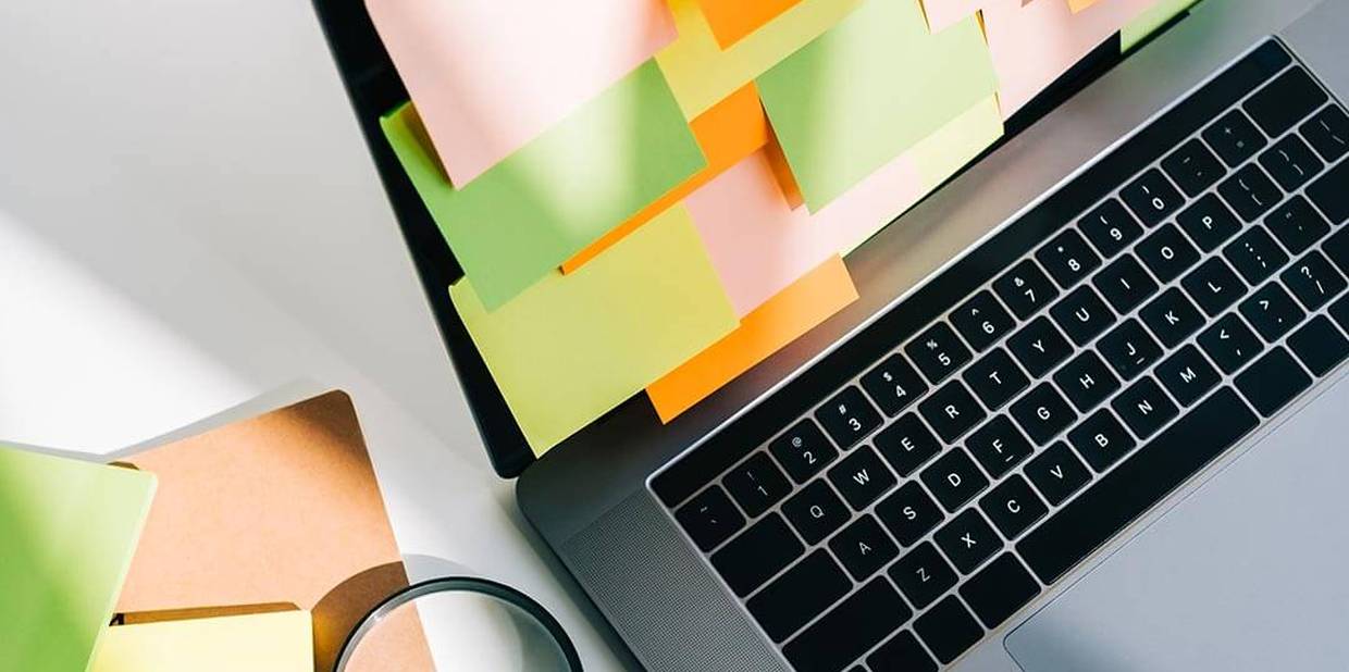 Imagem de computador cheio de lembretes