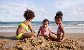 Brincadeiras para crianças na praia: veja 5 ideias