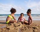 Brincadeiras para crianças na praia: veja 5 ideias