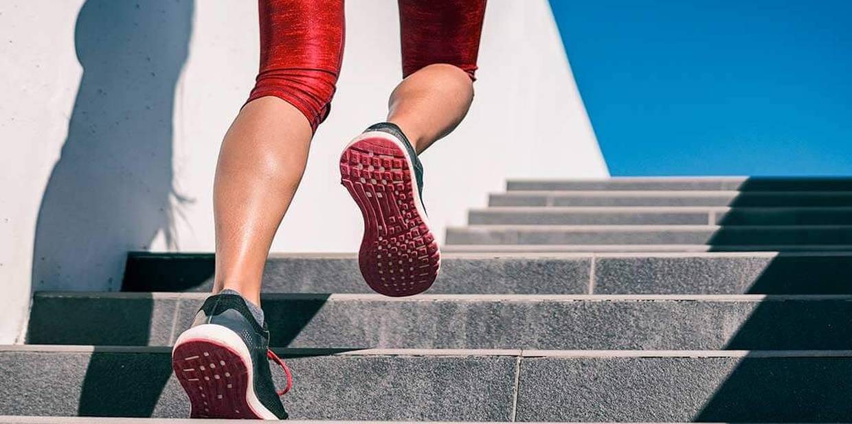 Pessoa sobe escada