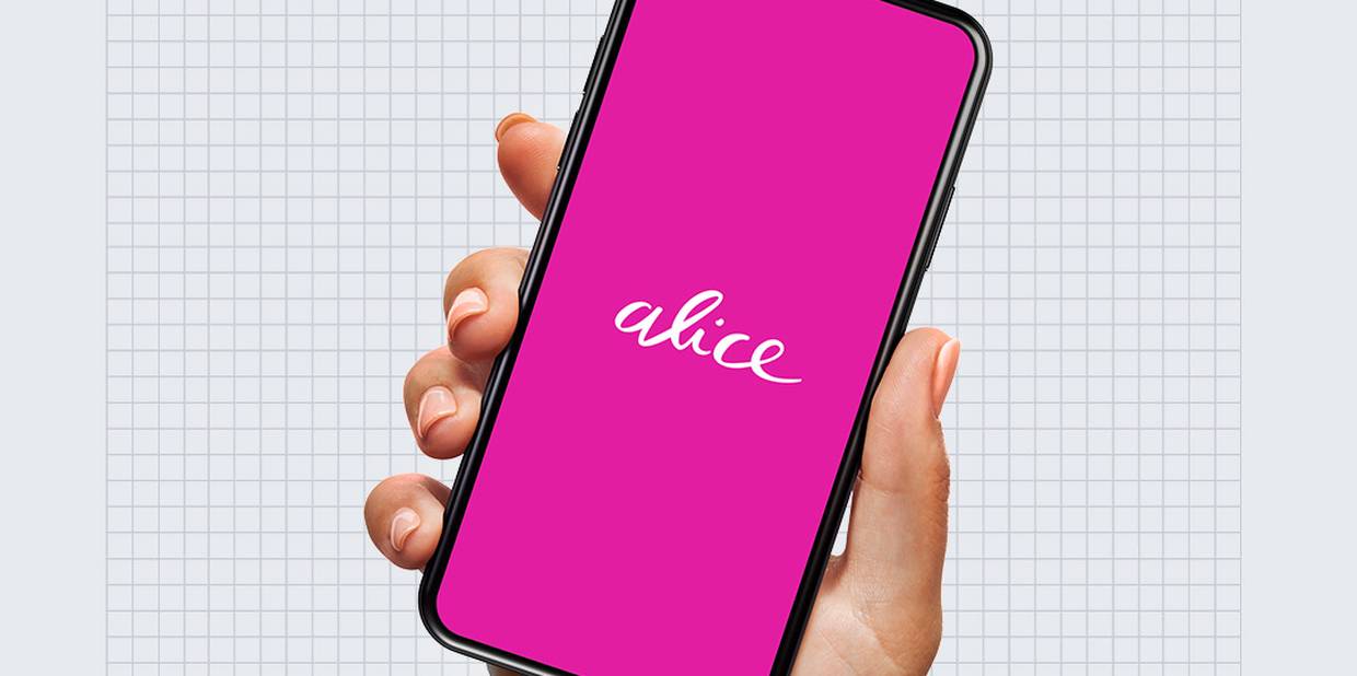 Mão segura celular com app da Alice