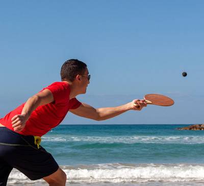 Frescobol na praia: entenda as regras e como jogar