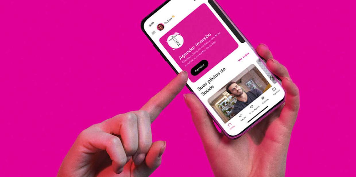 Mão aponta para app da Alice