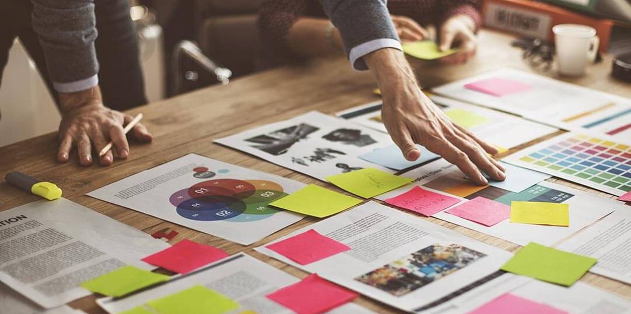 Pessoa lê documentos