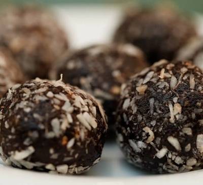 [Receita] Bolinhas de cacau e tâmara para matar a fome