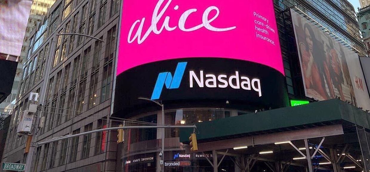 Alice no billboard da Nasdaq, em Nova York