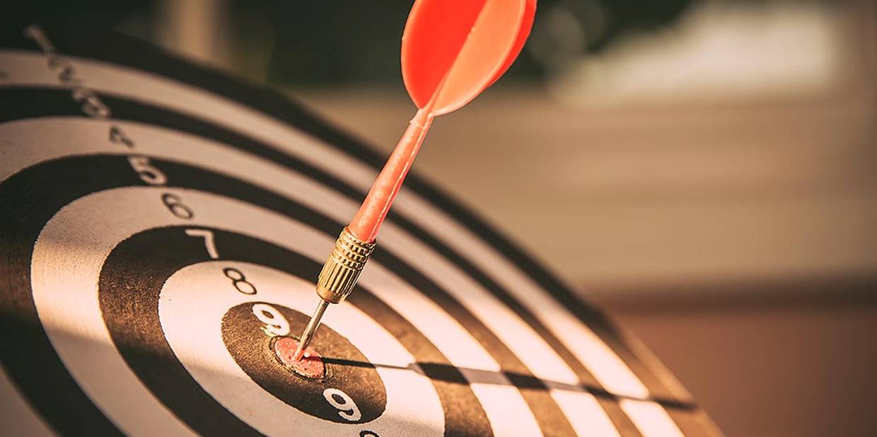 Dardo no centro de um alvo