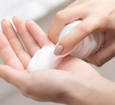 Como limpar o rosto? Veja produtos indicados e outras dicas