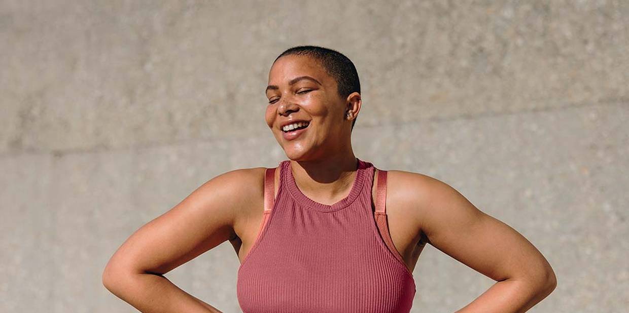 Pessoa parece feliz com seu corpo