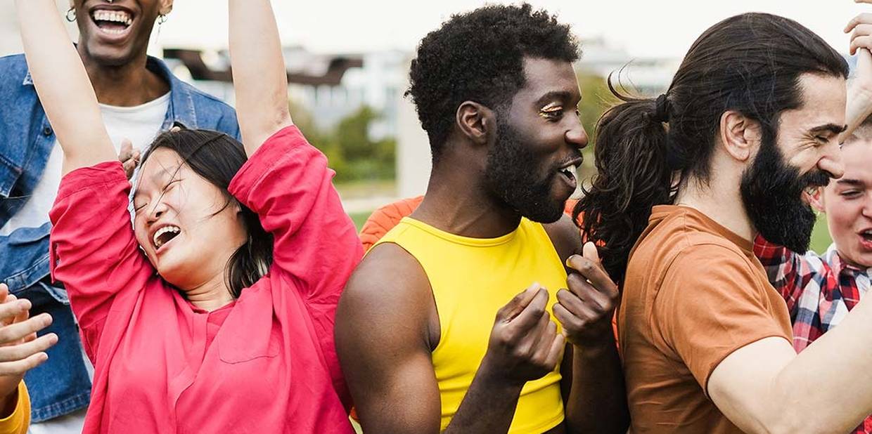 Grupo de pessoas diversas dançando felizes