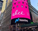 Alice em NY: o dia em que a Times Square ficou magenta