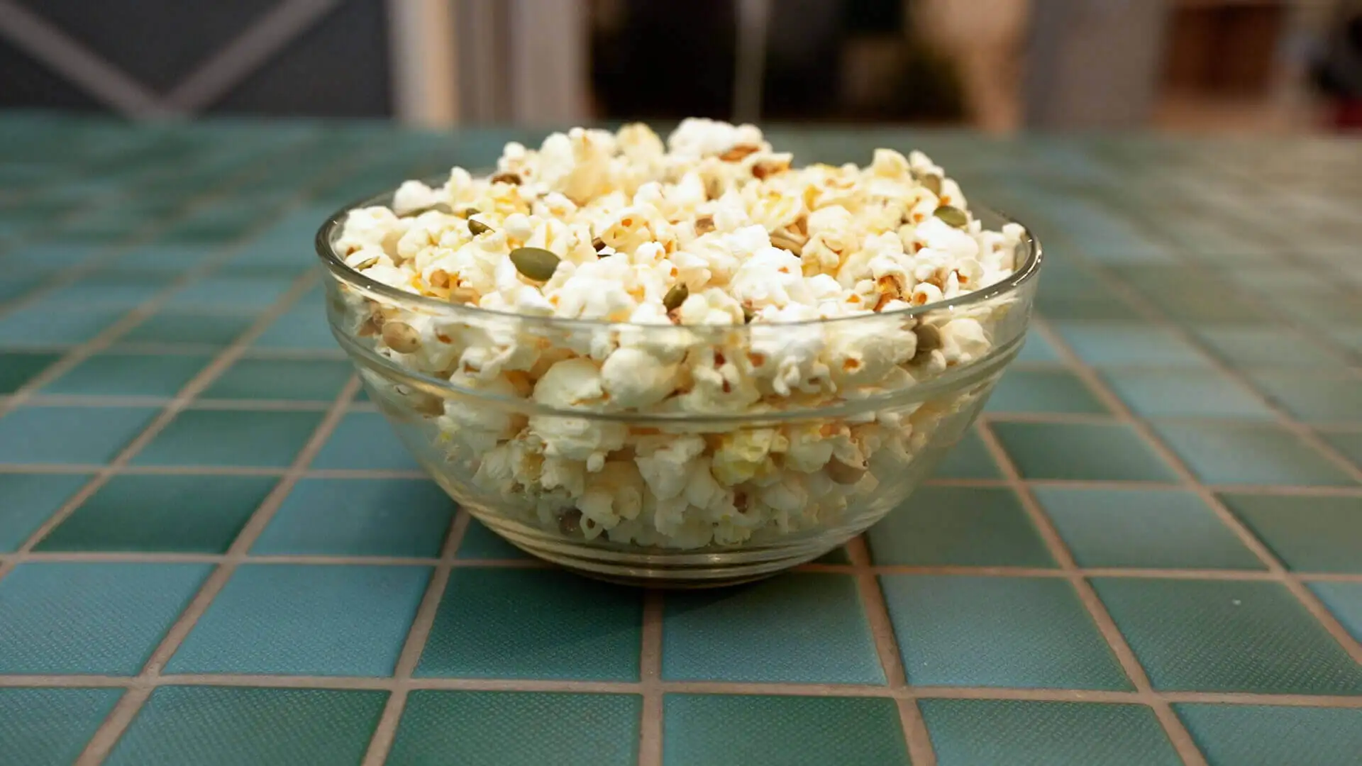 Receita de pipoca com levedura nutricional e semente de abóbora