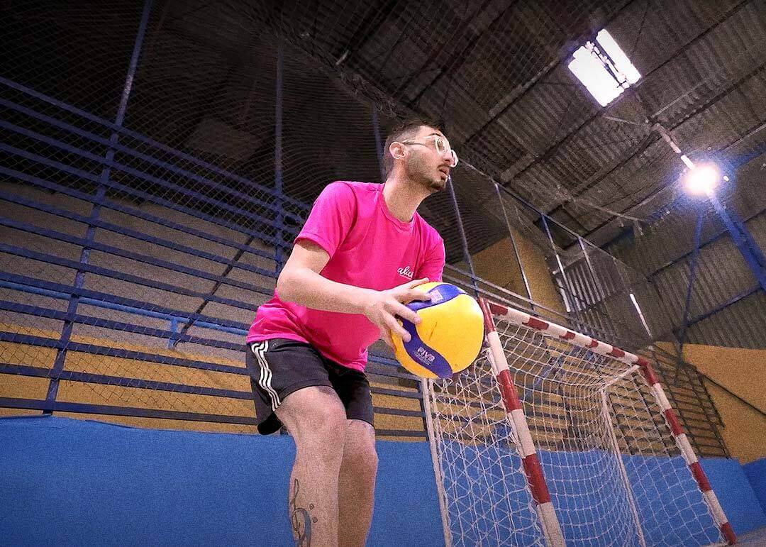 Depois de uma lesão, ele voltou a jogar vôlei com ajuda da Alice