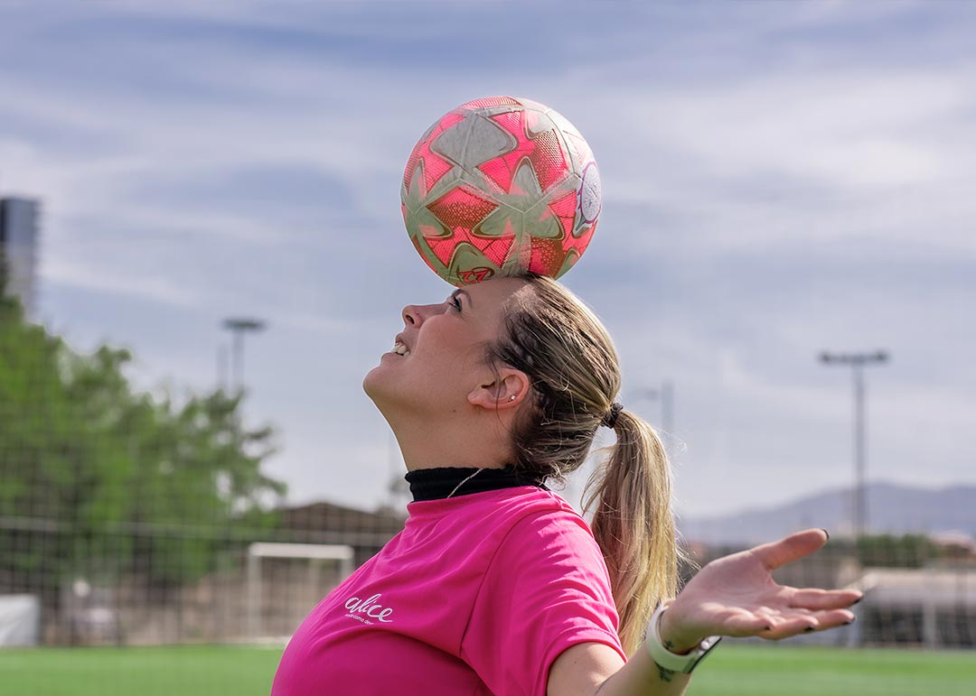 Jogar futebol traz benefícios para a saúde da mulher