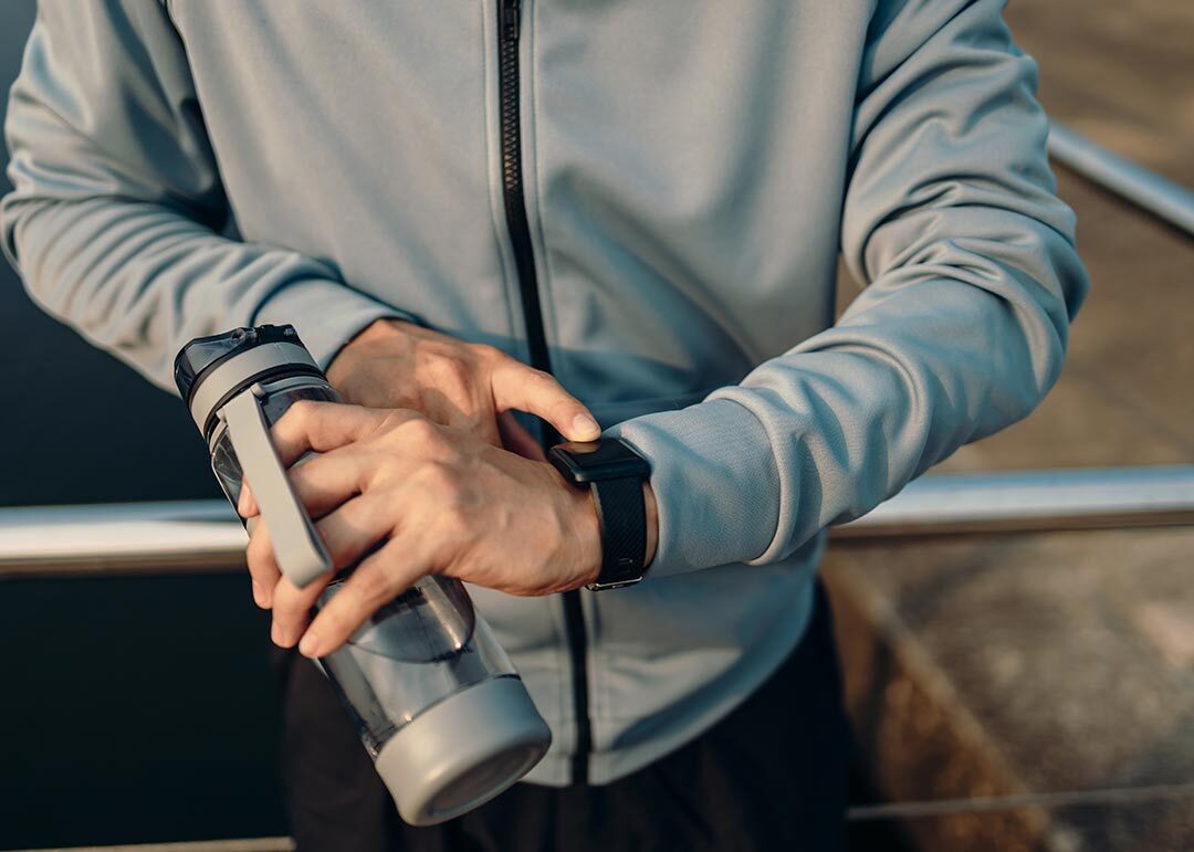 Mãos fitness e tela de smartwatch na natureza para rastrear saúde,  bem-estar e metas de treino aplicativo de tecnologia de progresso esportivo  e mulher atleta com relógio para cronograma de exercícios ou