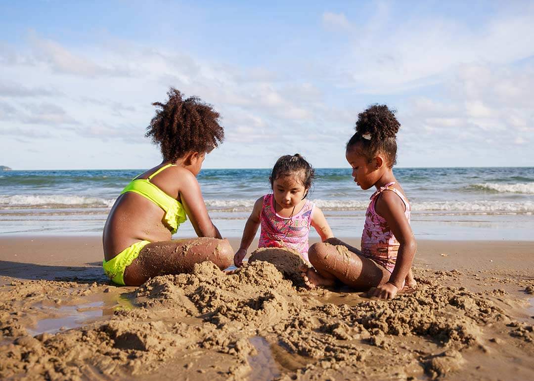 Brincadeiras para crianças na praia: veja 5 ideias - Blog da Alice