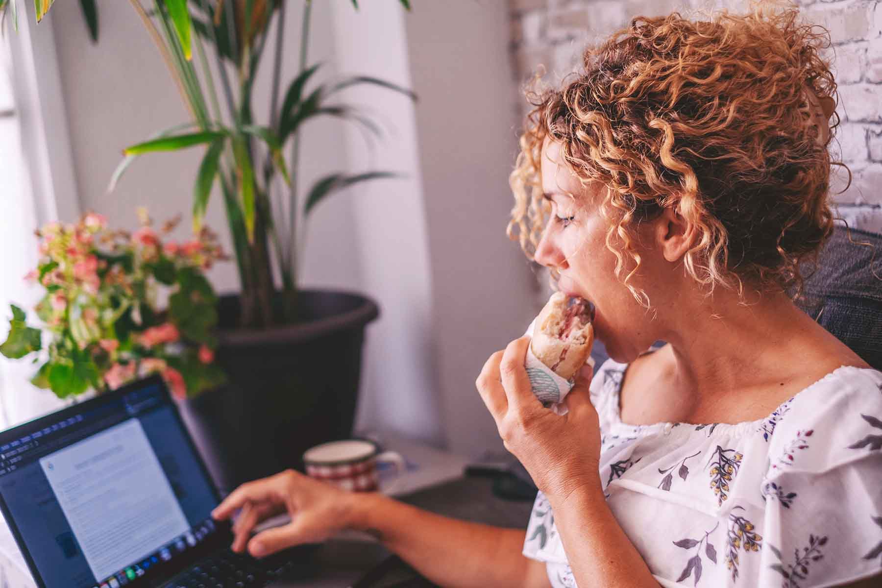 Híbrido, presencial ou remoto: o trabalho afeta a alimentação?